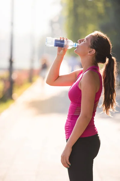 Atleta Mulher Bebendo Água Uma Garrafa Depois Correr Cidade Dia — Fotografia de Stock