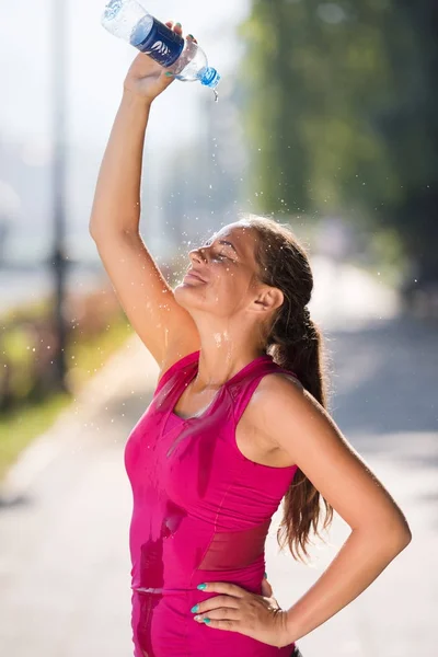 Atleta Mujer Corredor Vertiendo Agua Botella Cabeza Después Trotar Ciudad — Foto de Stock