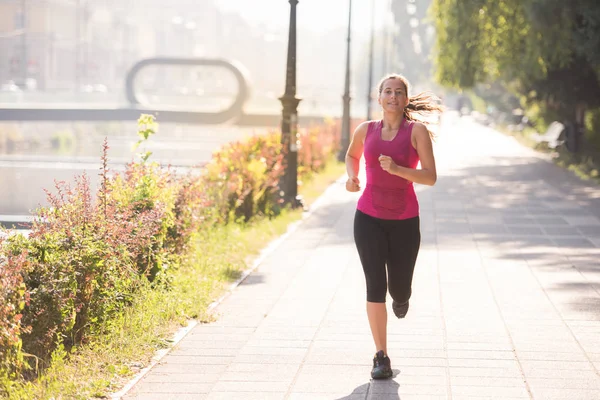 Mladá Žena Sportovní Jogging Slunečné Ráno Městě — Stock fotografie