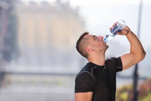 Atleta Hombre Beber Agua Una Botella Después Trotar Ciudad Día — Foto de Stock