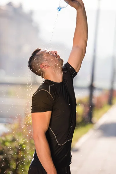 Lekkoatletka Mężczyzna Runner Wylewanie Wody Butelki Głowę Joggingu Mieście Słoneczny — Zdjęcie stockowe