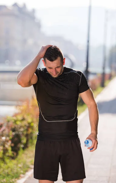 Atleta Homem Corredor Derramando Água Garrafa Sua Cabeça Depois Correr — Fotografia de Stock
