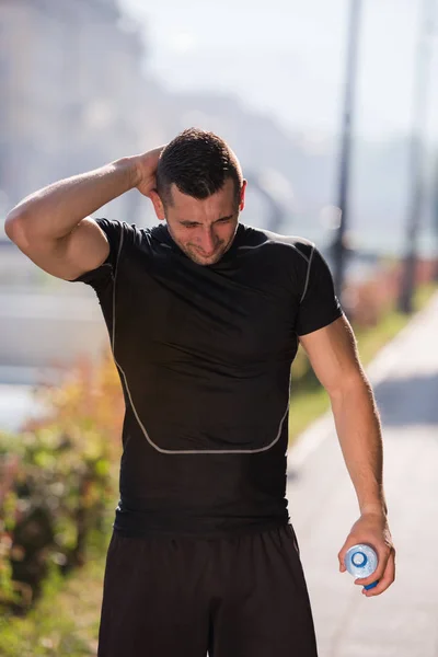 Lekkoatletka Mężczyzna Runner Wylewanie Wody Butelki Głowę Joggingu Mieście Słoneczny — Zdjęcie stockowe