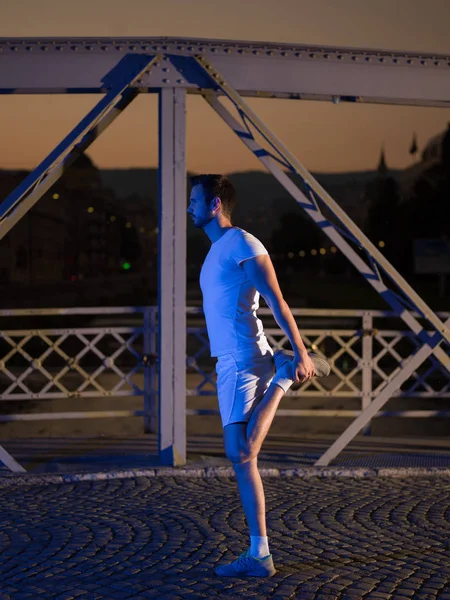 Sport Urbani Giovane Uomo Sano Che Corre Attraverso Ponte Città — Foto Stock