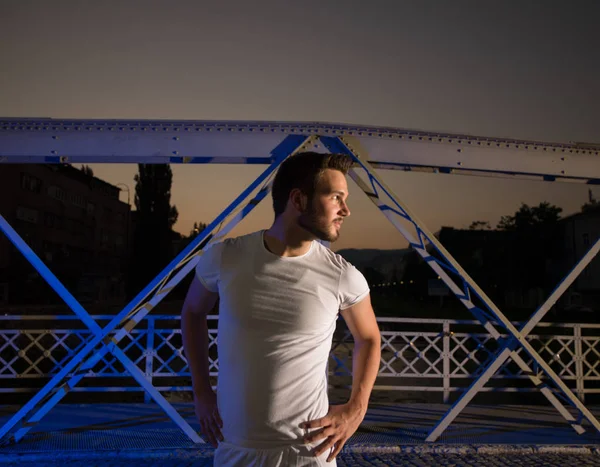 Esportes Urbanos Jovem Homem Saudável Correndo Através Ponte Cidade Início — Fotografia de Stock