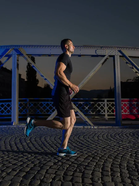 Esportes Urbanos Jovem Homem Saudável Correndo Através Ponte Cidade Início — Fotografia de Stock