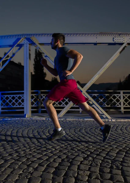 Stedelijke Sport Jonge Gezonde Man Joggen Brug Stad Vroege Ochtend — Stockfoto