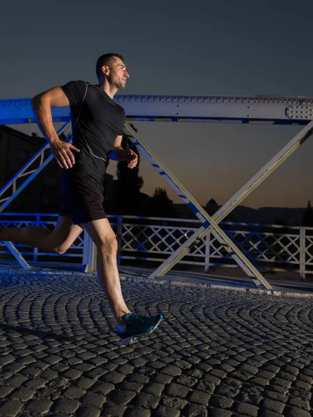 Sport Urbani Giovane Uomo Sano Che Corre Attraverso Ponte Città — Foto Stock