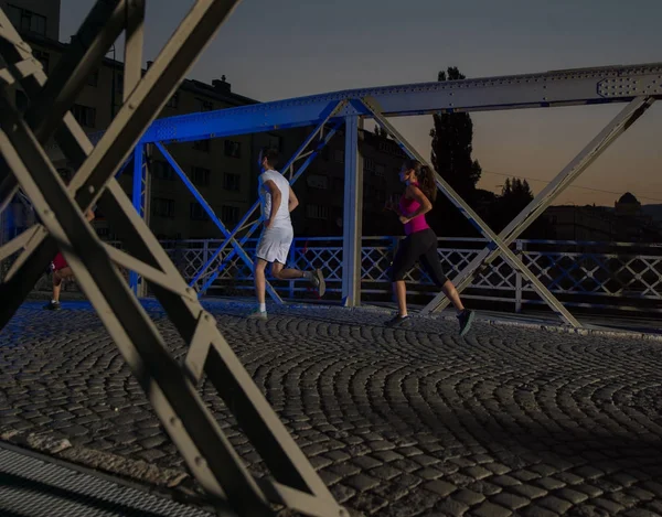 Deportes Urbanos Retrato Una Pareja Sana Corriendo Través Del Puente —  Fotos de Stock