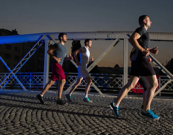 Miejskich Sportów Grupa Młodych Ludzi Zdrowych Jogging Przez Most Mieście — Zdjęcie stockowe