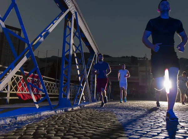 Urban Sport Skupina Mladých Zdravých Lidí Běhat Přes Most Městě — Stock fotografie