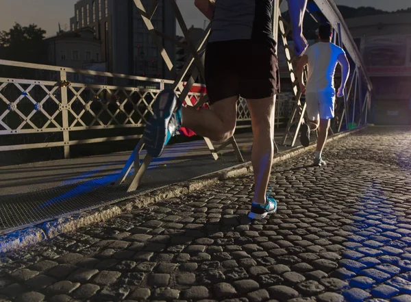 Városi Sport Jogging Hídon Város Kora Reggeli Órákban Éjszaka Csoport — Stock Fotó