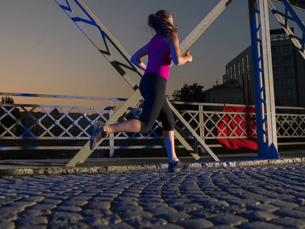 Deportes Urbanos Joven Mujer Sana Trotando Través Del Puente Ciudad — Foto de Stock