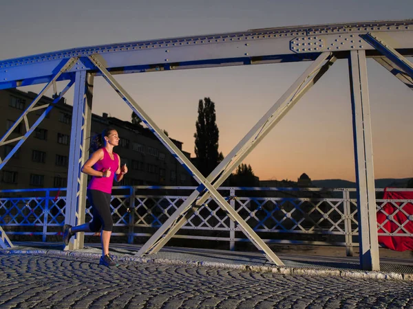 Urban Sport Ung Frisk Kvinna Jogging Över Bron Staden Tidig — Stockfoto