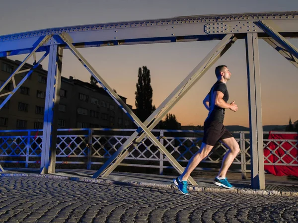 Urban Sport Mladý Zdravý Muž Ranní Jogging Přes Most Městě — Stock fotografie