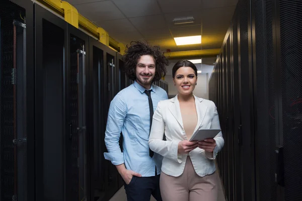 Інженер, що показує робочу кімнату сервера даних головній жінці — стокове фото