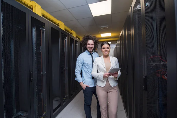 Ingeniero que muestra la sala de servidores del centro de datos de trabajo al jefe femenino — Foto de Stock