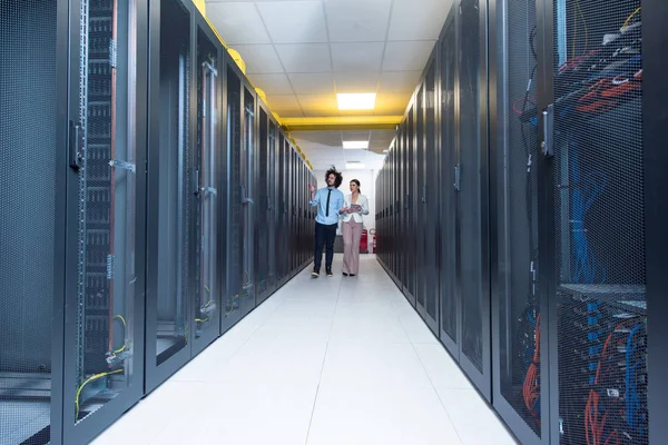 Zobrazeno pracovní data center server místnosti k ženské hlavní inženýr — Stock fotografie