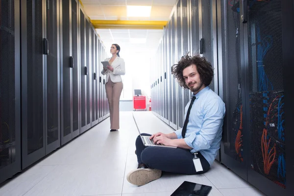 Team junger Techniker arbeitet auf Servern zusammen — Stockfoto