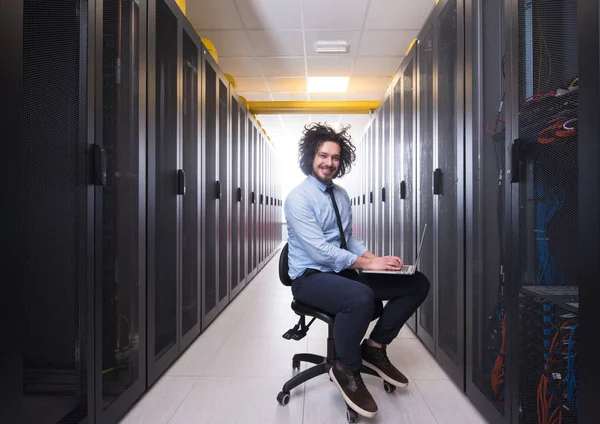 Інженер, що працює на ноутбуці в кімнаті сервера — стокове фото