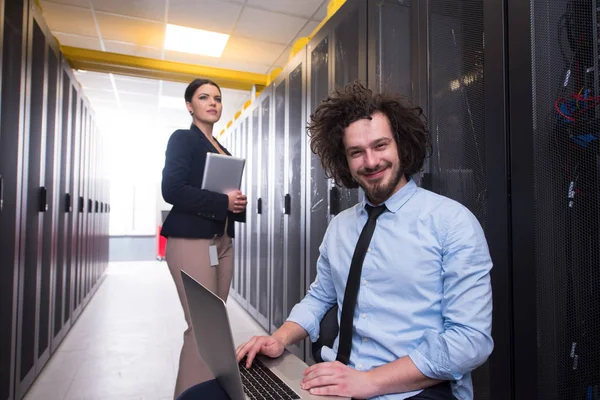 Team junger Techniker arbeitet auf Servern zusammen — Stockfoto