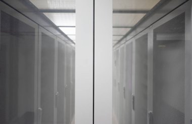 Modern sunucu odası beyaz sunucuları ile