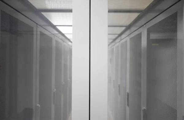 Moderna sala de servidores con servidores blancos —  Fotos de Stock