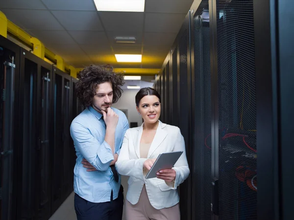 Ingegnere che mostra la sala server del data center di lavoro al capo donna — Foto Stock