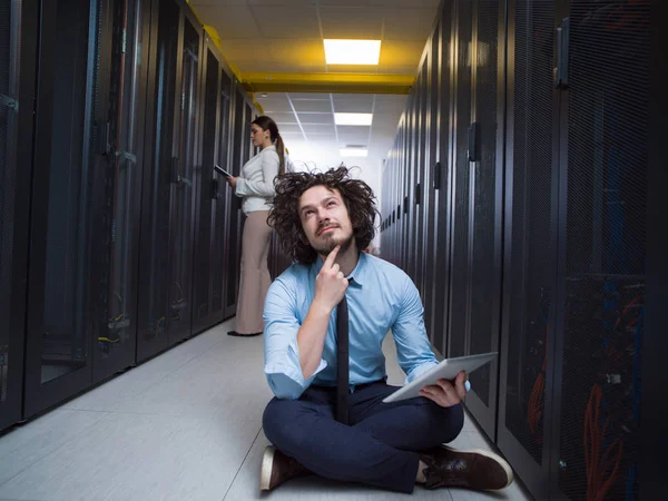 Jóvenes técnicos que trabajan juntos en servidores —  Fotos de Stock