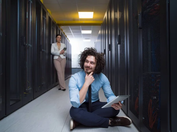 Junge Techniker arbeiten gemeinsam auf Servern — Stockfoto