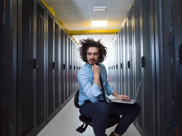 Engineer working on a laptop in server room — Stock Photo, Image