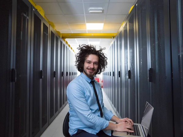 Ingénieur travaillant sur un ordinateur portable dans la salle des serveurs — Photo