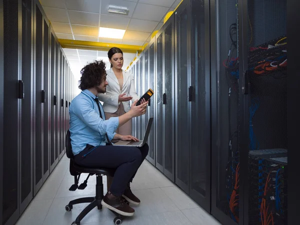 Techniker arbeiten gemeinsam auf Servern — Stockfoto