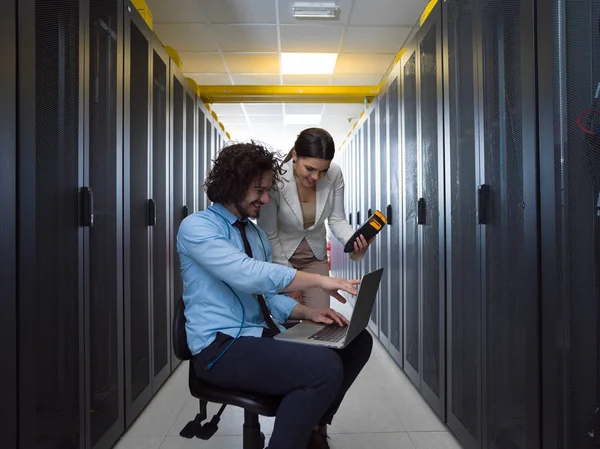 Técnicos que trabajan juntos en servidores — Foto de Stock