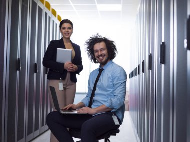 Takım birlikte sunucularda çalışan genç teknisyenleri