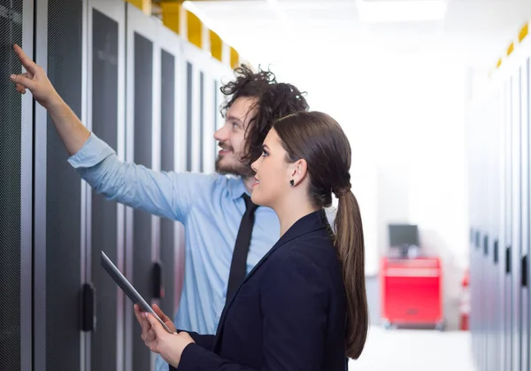 Ingeniero que muestra la sala de servidores del centro de datos de trabajo al jefe femenino — Foto de Stock