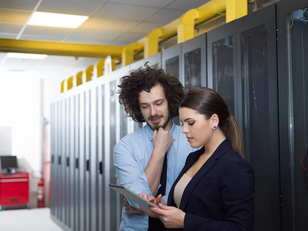 Data center server werkruimte tonen aan vrouwelijke chief engineer — Stockfoto