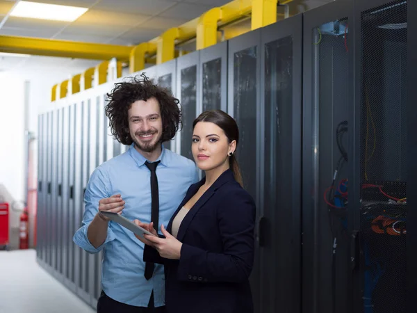 Ingenieurin zeigt Chefin funktionierenden Rechenzentrum-Serverraum — Stockfoto