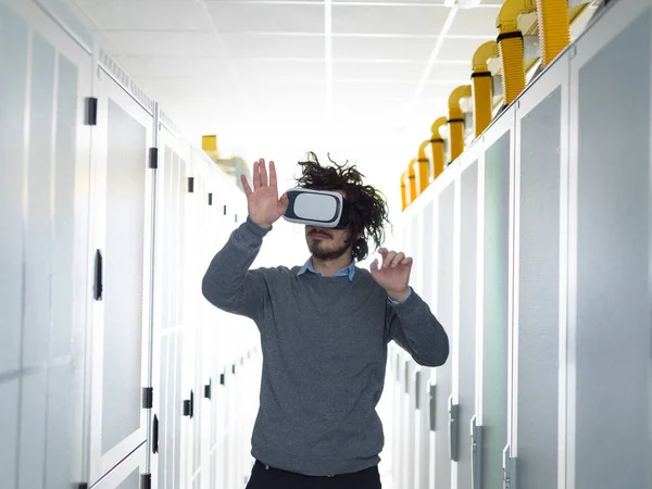 IT engeneer utilisant un casque de réalité virtuelle — Photo