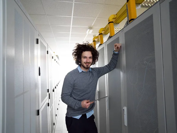 Ingegnere informatico che lavora su un tablet nella sala server — Foto Stock