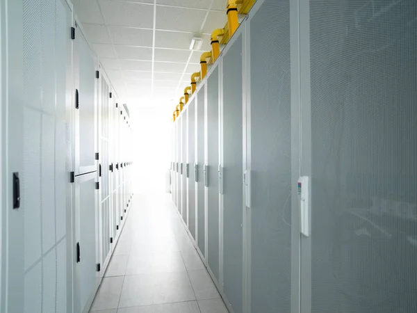 Moderner Serverraum mit weißen Servern — Stockfoto