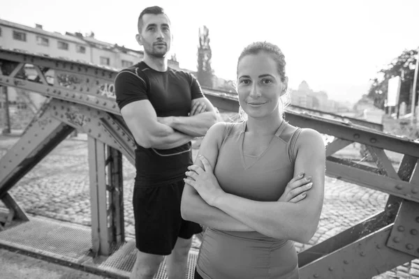 Deportes Urbanos Sana Pareja Joven Corriendo Través Del Puente Ciudad — Foto de Stock