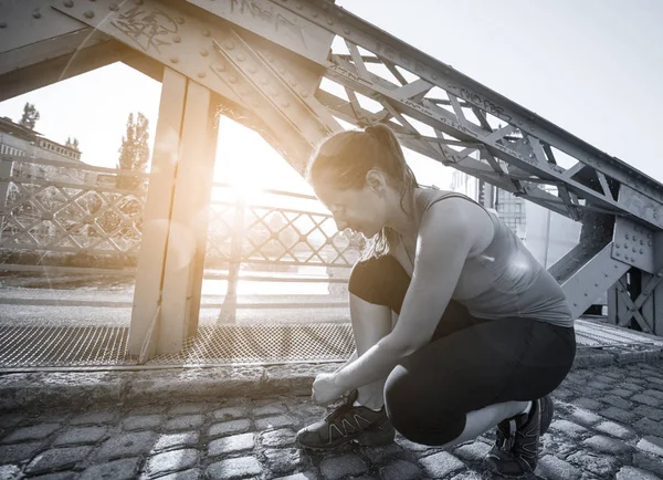 Kobieta Wiązanie Sznurowadeł Buty Biegania Przygotowuje Się Uruchomienia Miasto Słoneczny — Zdjęcie stockowe