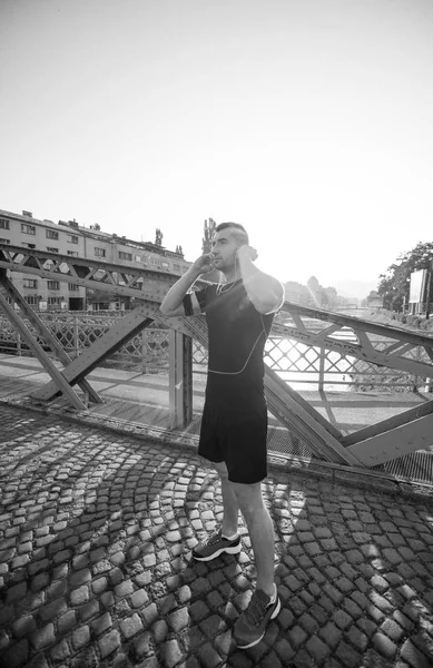 Porträt Eines Jungen Sportlichen Joggers Einem Sonnigen Morgen Der Stadt — Stockfoto