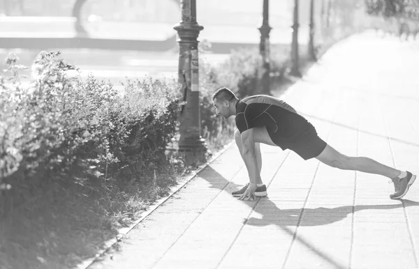 Atleet Man Warming Stretching Terwijl Voorbereiding Van Stad Straat Zonnige — Stockfoto