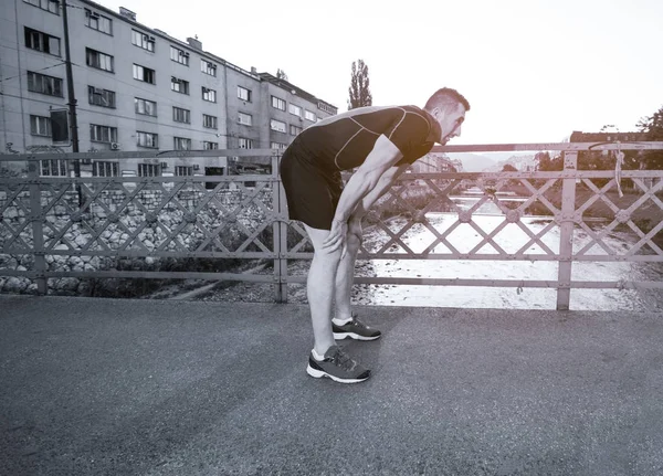 Jeune Homme Sportif Jogging Travers Pont Matin Ensoleillé Dans Ville — Photo