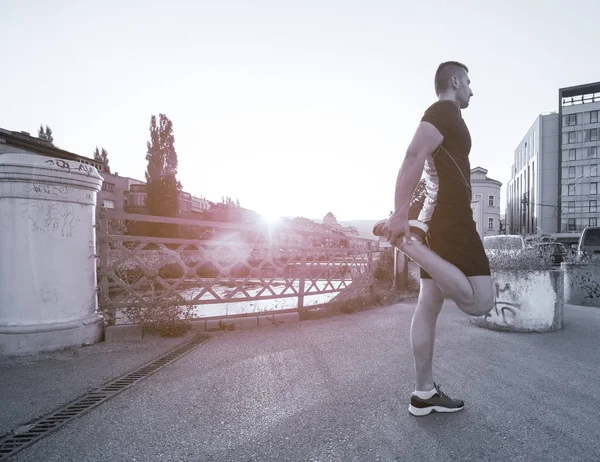 Atleta Homem Aquecimento Alongamento Enquanto Prepara Para Correr Rua Cidade — Fotografia de Stock