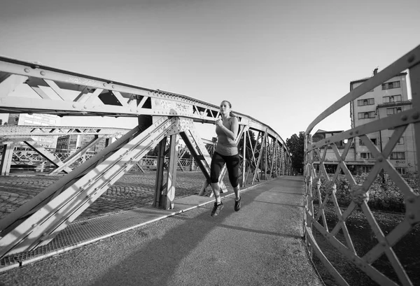 Giovane Donna Sportiva Che Corre Attraverso Ponte Mattino Sole Città — Foto Stock