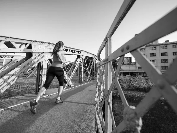 Νεαρή Γυναίκα Σπορ Τζόκινγκ Όλη Την Γέφυρα Στο Ηλιόλουστο Πρωί — Φωτογραφία Αρχείου