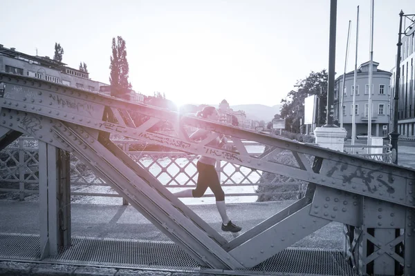 Sportieve Jongedame Joggen Brug Zonnige Ochtend Stad — Stockfoto